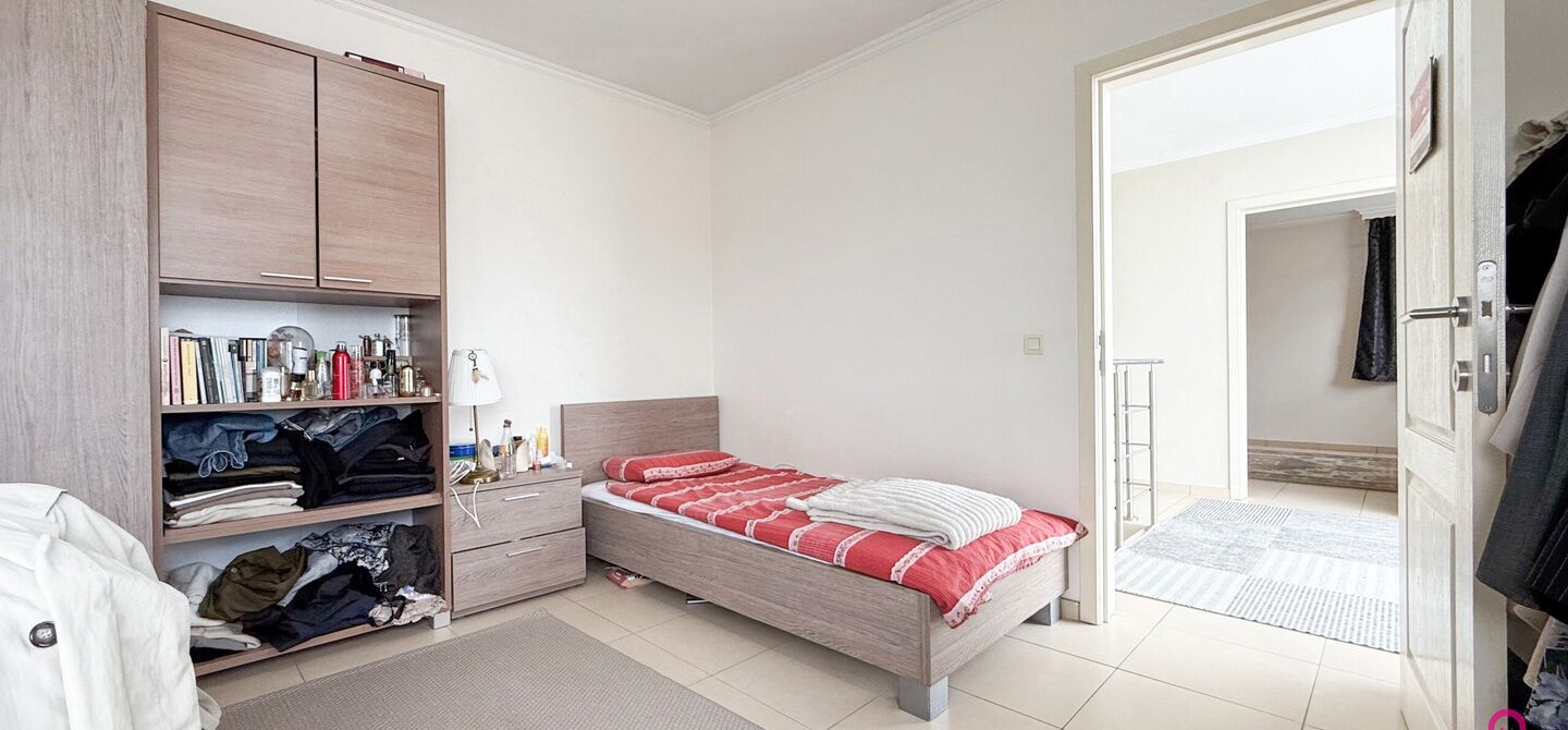 Bij ImmoFusion 7/7 “open huis” : klik op onze 3D-TOUR.
Ervaar vastgoed alsof je er zelf doorloopt!
Stap binnen in deze royale gezinswoning met maar liefst 285m² bewoonbare oppervlakte, ideaal gelegen in een rustige straat op slechts 3 km van de auto