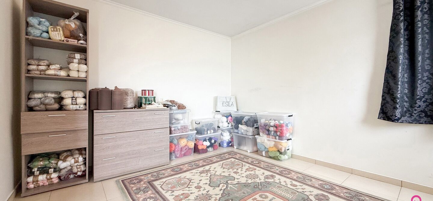 Bij ImmoFusion 7/7 “open huis” : klik op onze 3D-TOUR.
Ervaar vastgoed alsof je er zelf doorloopt!
Stap binnen in deze royale gezinswoning met maar liefst 285m² bewoonbare oppervlakte, ideaal gelegen in een rustige straat op slechts 3 km van de auto