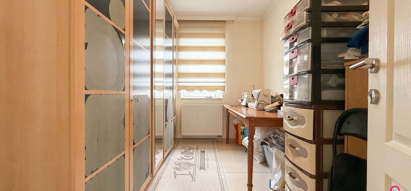 Bij ImmoFusion 7/7 “open huis” : klik op onze 3D-TOUR.
Ervaar vastgoed alsof je er zelf doorloopt!
Stap binnen in deze royale gezinswoning met maar liefst 285m² bewoonbare oppervlakte, ideaal gelegen in een rustige straat op slechts 3 km van de auto