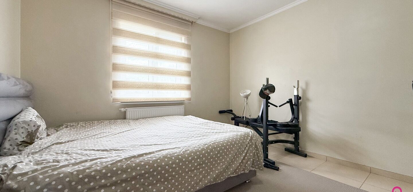 Bij ImmoFusion 7/7 “open huis” : klik op onze 3D-TOUR.
Ervaar vastgoed alsof je er zelf doorloopt!
Stap binnen in deze royale gezinswoning met maar liefst 285m² bewoonbare oppervlakte, ideaal gelegen in een rustige straat op slechts 3 km van de auto