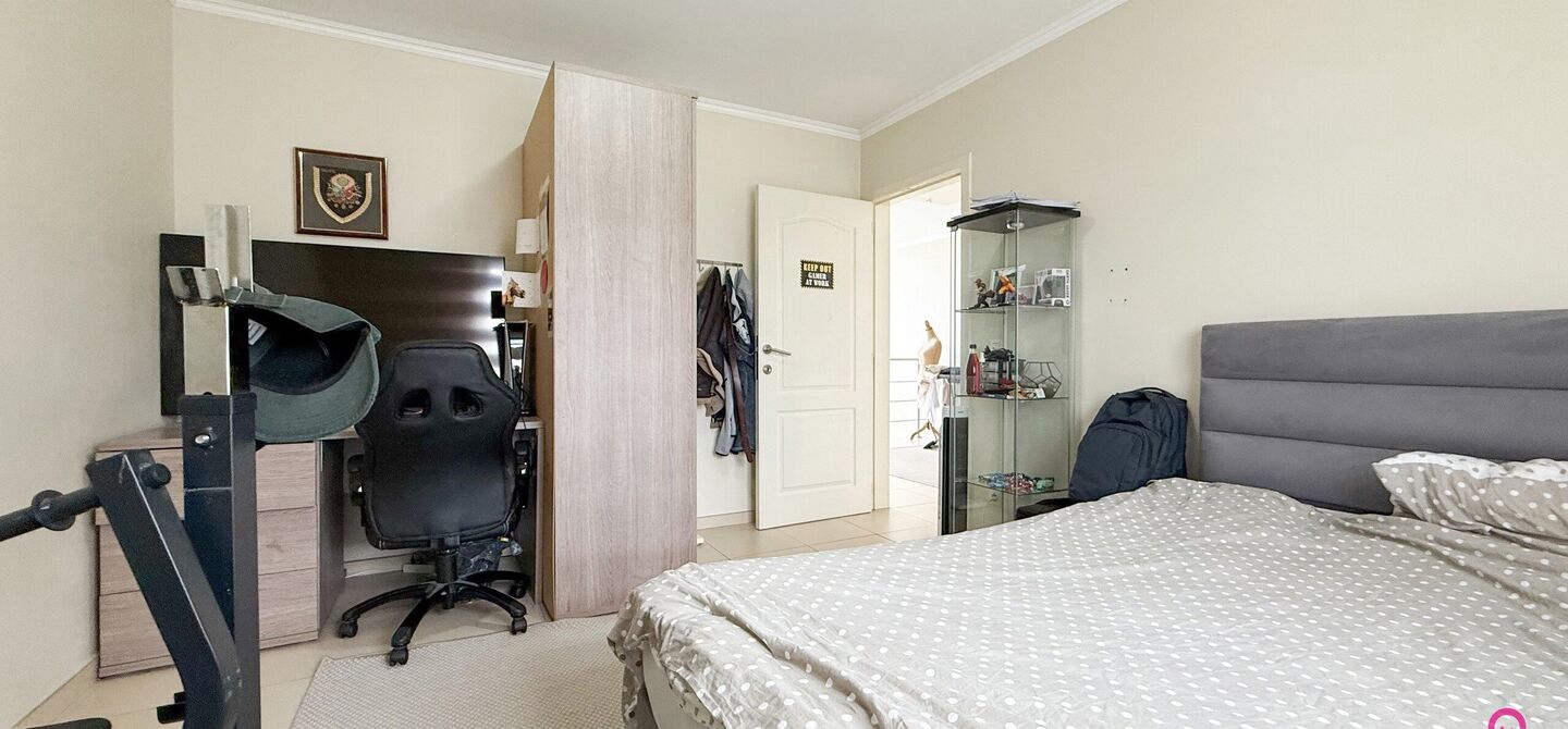 Bij ImmoFusion 7/7 “open huis” : klik op onze 3D-TOUR.
Ervaar vastgoed alsof je er zelf doorloopt!
Stap binnen in deze royale gezinswoning met maar liefst 285m² bewoonbare oppervlakte, ideaal gelegen in een rustige straat op slechts 3 km van de auto