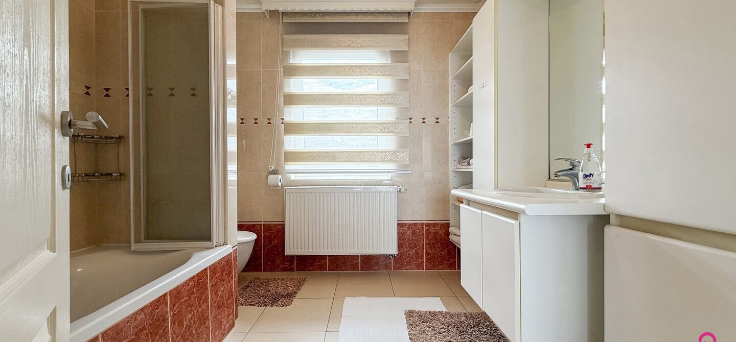 Bij ImmoFusion 7/7 “open huis” : klik op onze 3D-TOUR.
Ervaar vastgoed alsof je er zelf doorloopt!
Stap binnen in deze royale gezinswoning met maar liefst 285m² bewoonbare oppervlakte, ideaal gelegen in een rustige straat op slechts 3 km van de auto