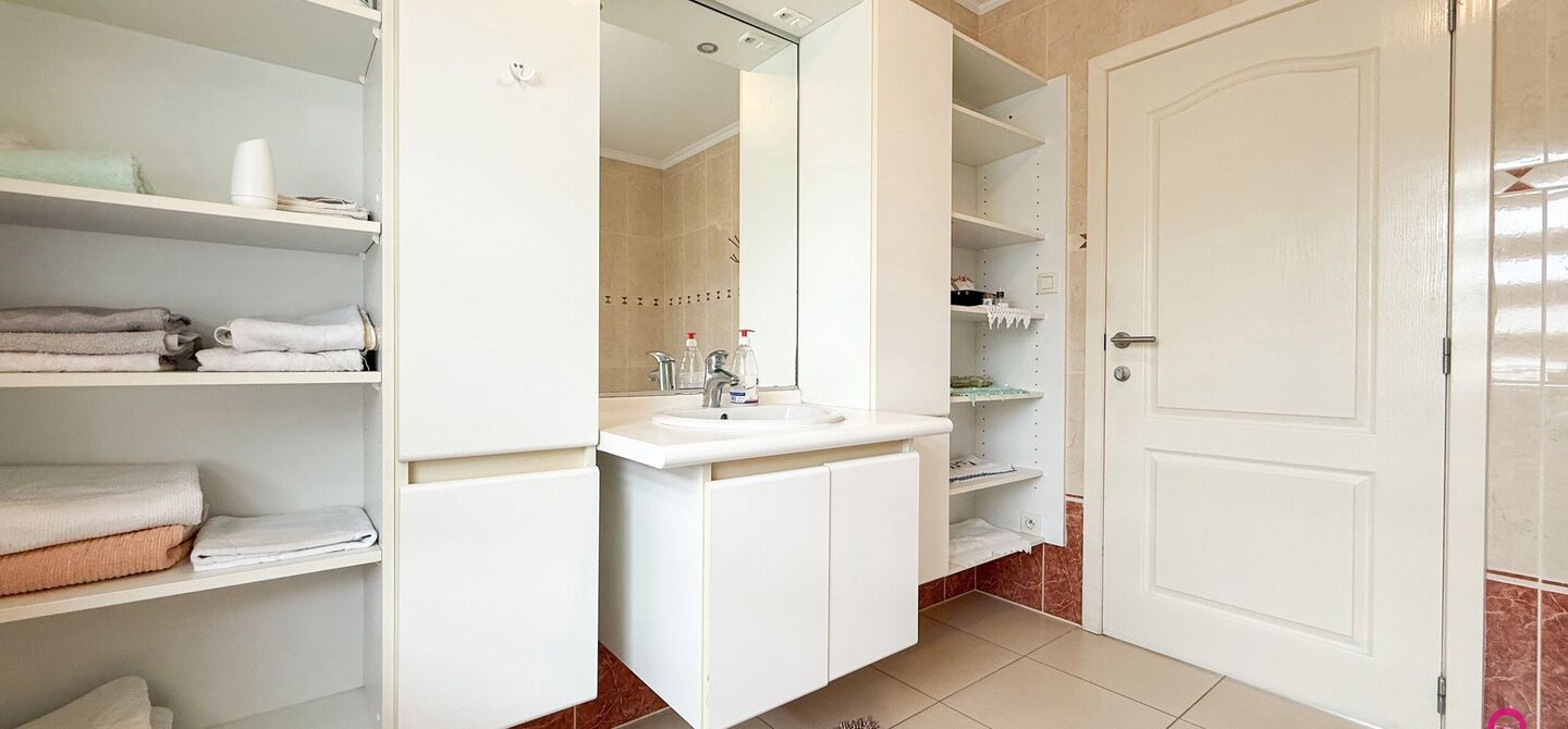 Bij ImmoFusion 7/7 “open huis” : klik op onze 3D-TOUR.
Ervaar vastgoed alsof je er zelf doorloopt!
Stap binnen in deze royale gezinswoning met maar liefst 285m² bewoonbare oppervlakte, ideaal gelegen in een rustige straat op slechts 3 km van de auto