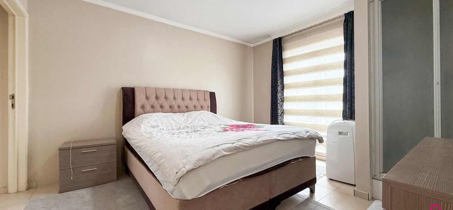 Bij ImmoFusion 7/7 “open huis” : klik op onze 3D-TOUR.
Ervaar vastgoed alsof je er zelf doorloopt!
Stap binnen in deze royale gezinswoning met maar liefst 285m² bewoonbare oppervlakte, ideaal gelegen in een rustige straat op slechts 3 km van de auto