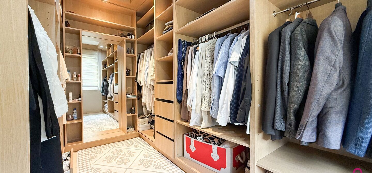 Bij ImmoFusion 7/7 “open huis” : klik op onze 3D-TOUR.
Ervaar vastgoed alsof je er zelf doorloopt!
Stap binnen in deze royale gezinswoning met maar liefst 285m² bewoonbare oppervlakte, ideaal gelegen in een rustige straat op slechts 3 km van de auto