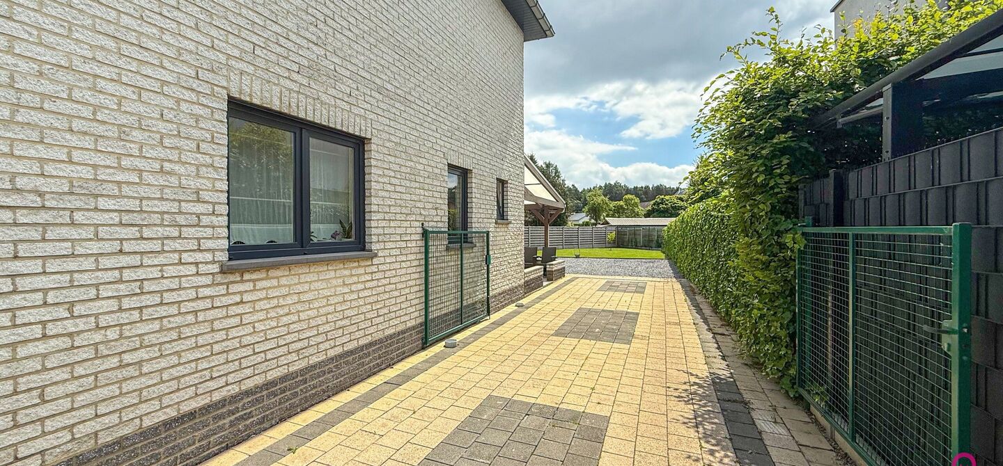 Bij ImmoFusion 7/7 “open huis” : klik op onze 3D-TOUR.
Ervaar vastgoed alsof je er zelf doorloopt!
Stap binnen in deze royale gezinswoning met maar liefst 285m² bewoonbare oppervlakte, ideaal gelegen in een rustige straat op slechts 3 km van de auto