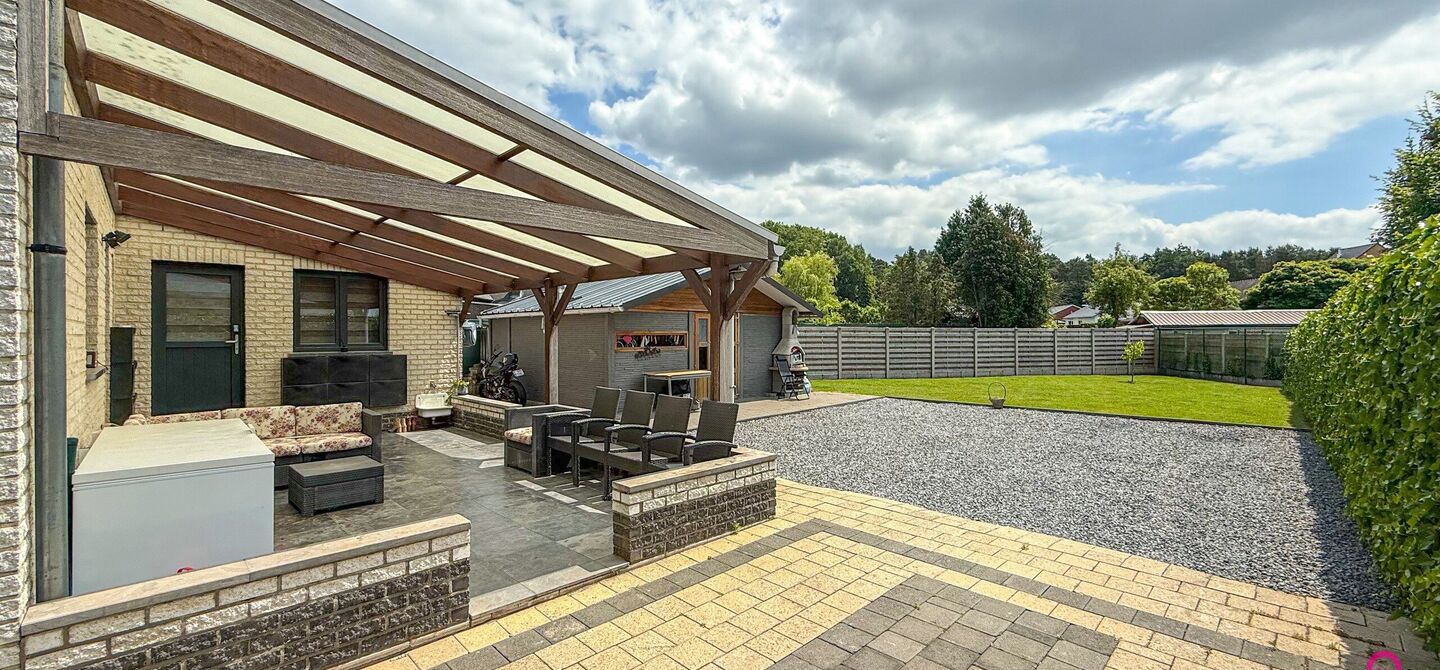 Bij ImmoFusion 7/7 “open huis” : klik op onze 3D-TOUR.
Ervaar vastgoed alsof je er zelf doorloopt!
Stap binnen in deze royale gezinswoning met maar liefst 285m² bewoonbare oppervlakte, ideaal gelegen in een rustige straat op slechts 3 km van de auto