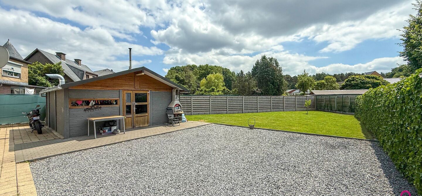 Bij ImmoFusion 7/7 “open huis” : klik op onze 3D-TOUR.
Ervaar vastgoed alsof je er zelf doorloopt!
Stap binnen in deze royale gezinswoning met maar liefst 285m² bewoonbare oppervlakte, ideaal gelegen in een rustige straat op slechts 3 km van de auto