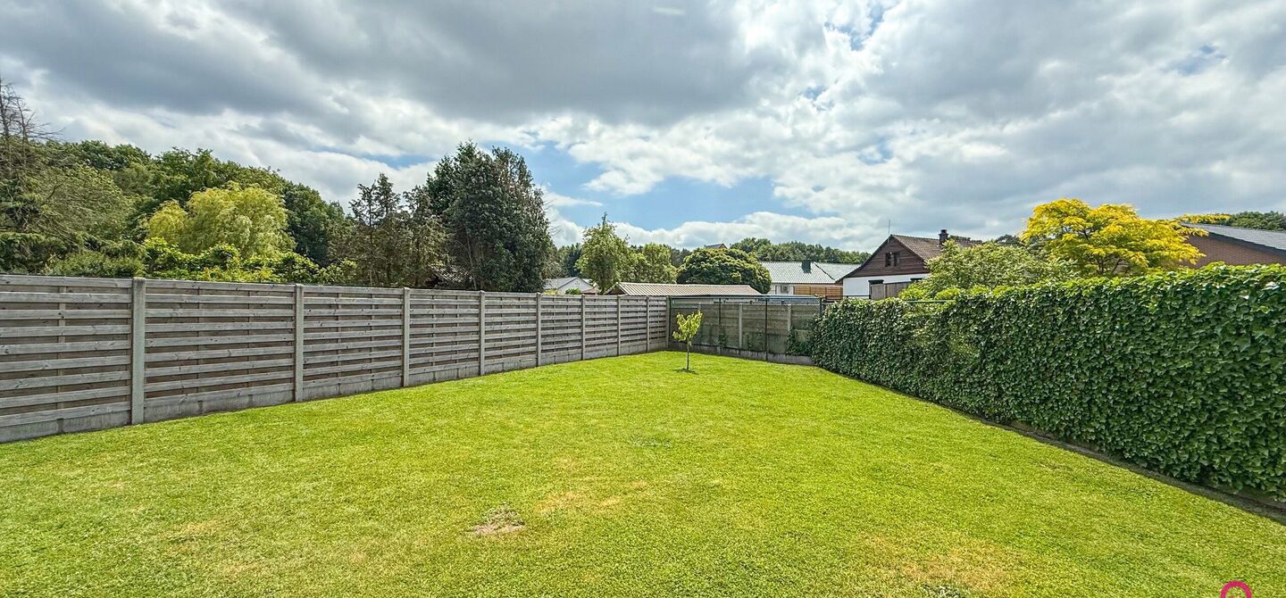 Bij ImmoFusion 7/7 “open huis” : klik op onze 3D-TOUR.
Ervaar vastgoed alsof je er zelf doorloopt!
Stap binnen in deze royale gezinswoning met maar liefst 285m² bewoonbare oppervlakte, ideaal gelegen in een rustige straat op slechts 3 km van de auto