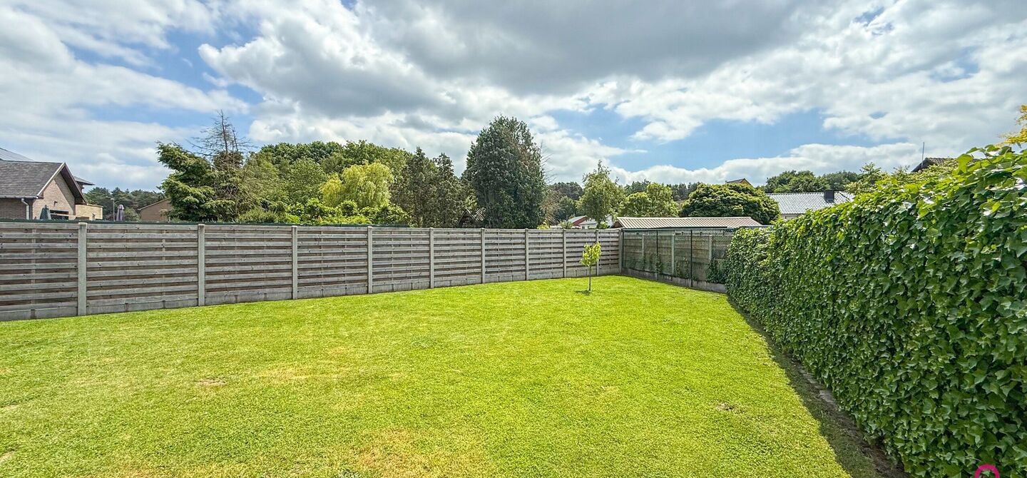 Bij ImmoFusion 7/7 “open huis” : klik op onze 3D-TOUR.
Ervaar vastgoed alsof je er zelf doorloopt!
Stap binnen in deze royale gezinswoning met maar liefst 285m² bewoonbare oppervlakte, ideaal gelegen in een rustige straat op slechts 3 km van de auto