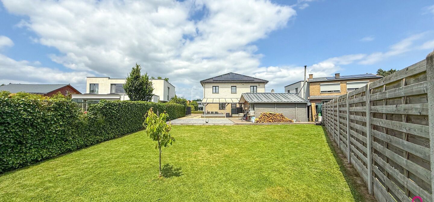 Bij ImmoFusion 7/7 “open huis” : klik op onze 3D-TOUR.
Ervaar vastgoed alsof je er zelf doorloopt!
Stap binnen in deze royale gezinswoning met maar liefst 285m² bewoonbare oppervlakte, ideaal gelegen in een rustige straat op slechts 3 km van de auto