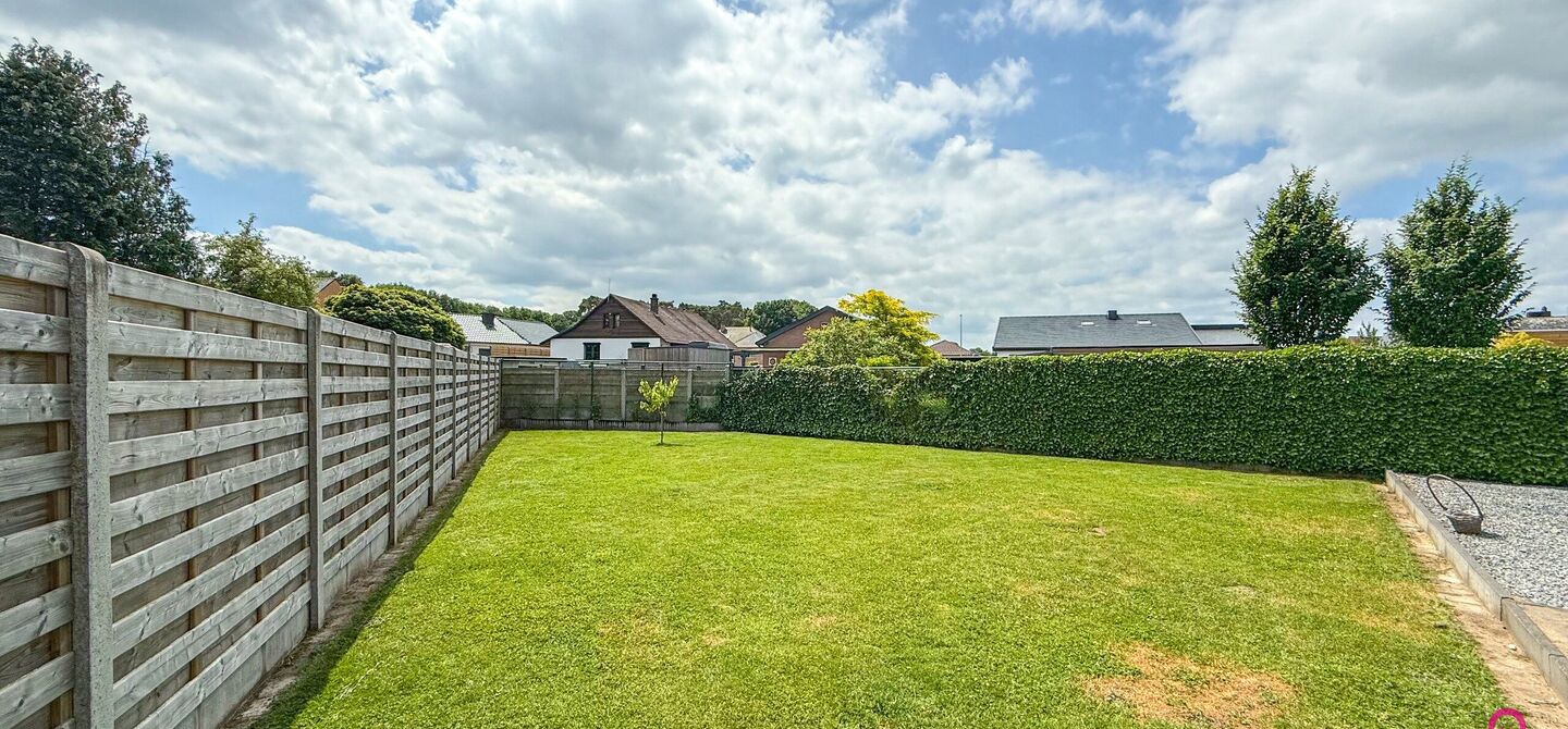 Bij ImmoFusion 7/7 “open huis” : klik op onze 3D-TOUR.
Ervaar vastgoed alsof je er zelf doorloopt!
Stap binnen in deze royale gezinswoning met maar liefst 285m² bewoonbare oppervlakte, ideaal gelegen in een rustige straat op slechts 3 km van de auto