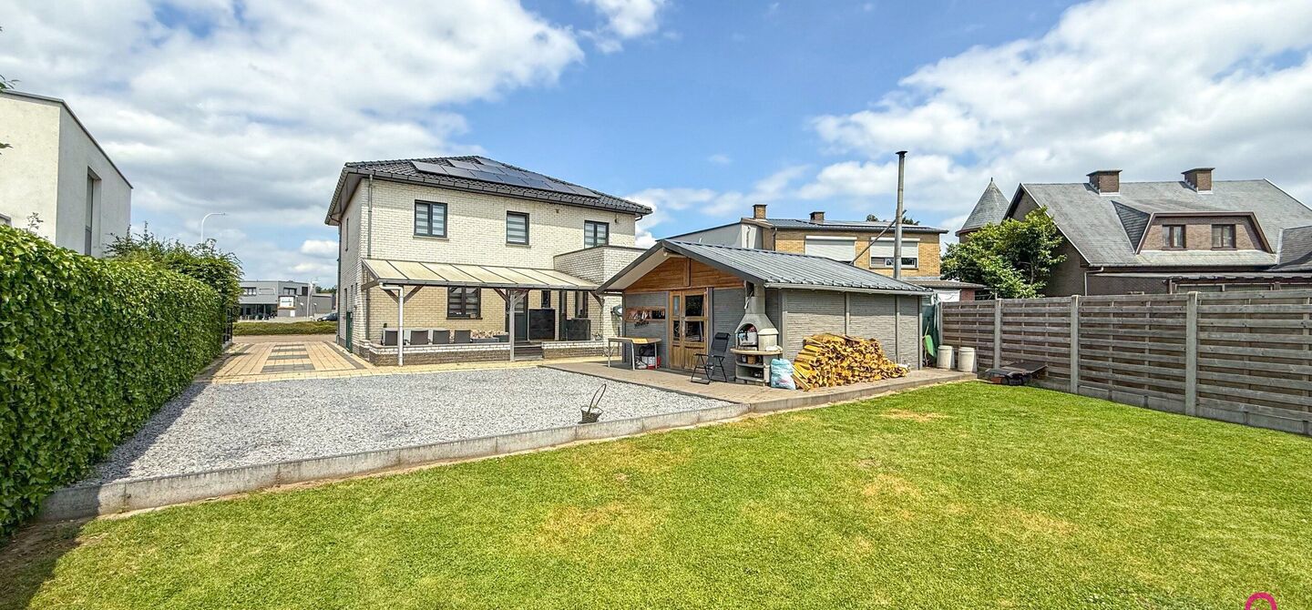 Bij ImmoFusion 7/7 “open huis” : klik op onze 3D-TOUR.
Ervaar vastgoed alsof je er zelf doorloopt!
Stap binnen in deze royale gezinswoning met maar liefst 285m² bewoonbare oppervlakte, ideaal gelegen in een rustige straat op slechts 3 km van de auto