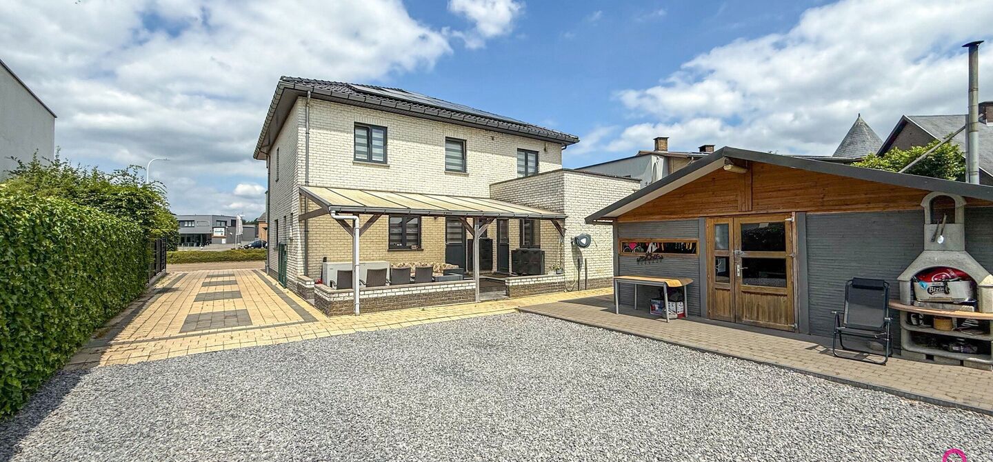 Bij ImmoFusion 7/7 “open huis” : klik op onze 3D-TOUR.
Ervaar vastgoed alsof je er zelf doorloopt!
Stap binnen in deze royale gezinswoning met maar liefst 285m² bewoonbare oppervlakte, ideaal gelegen in een rustige straat op slechts 3 km van de auto