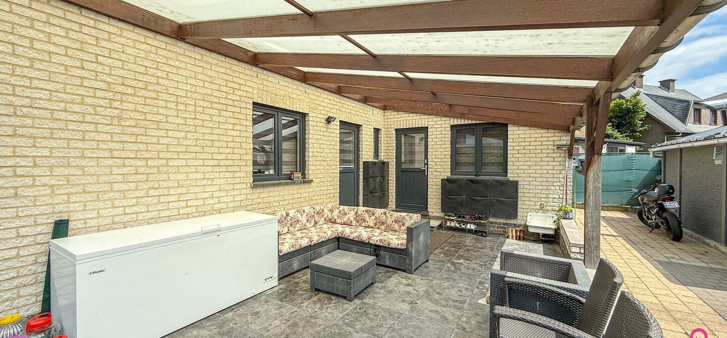 Bij ImmoFusion 7/7 “open huis” : klik op onze 3D-TOUR.
Ervaar vastgoed alsof je er zelf doorloopt!
Stap binnen in deze royale gezinswoning met maar liefst 285m² bewoonbare oppervlakte, ideaal gelegen in een rustige straat op slechts 3 km van de auto