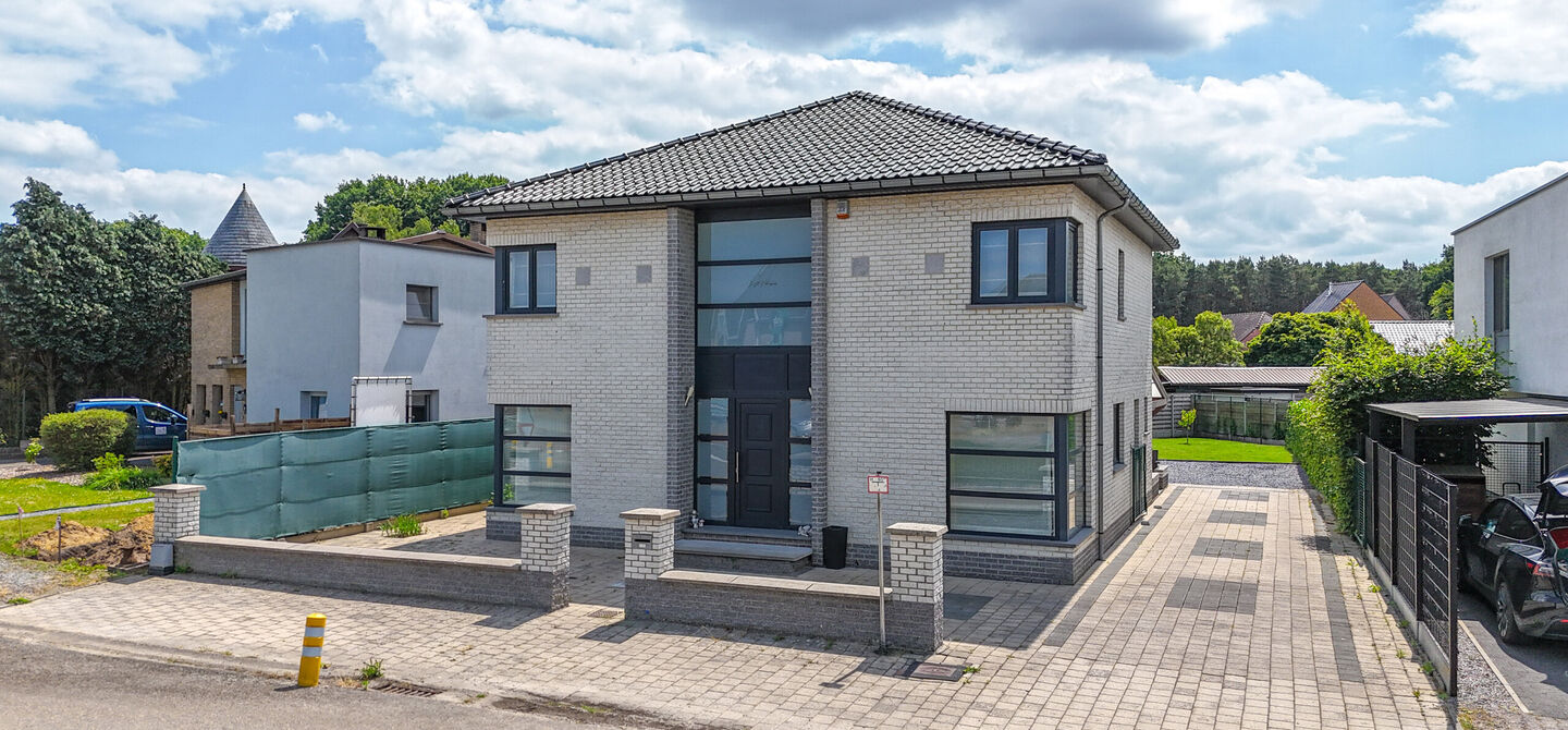 Bij ImmoFusion 7/7 “open huis” : klik op onze 3D-TOUR.
Ervaar vastgoed alsof je er zelf doorloopt!
Stap binnen in deze royale gezinswoning met maar liefst 285m² bewoonbare oppervlakte, ideaal gelegen in een rustige straat op slechts 3 km van de auto