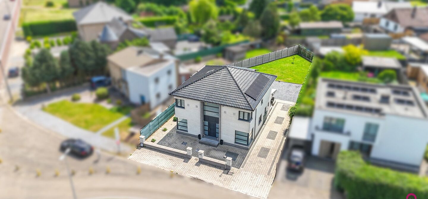 Bij ImmoFusion 7/7 “open huis” : klik op onze 3D-TOUR.
Ervaar vastgoed alsof je er zelf doorloopt!
Stap binnen in deze royale gezinswoning met maar liefst 285m² bewoonbare oppervlakte, ideaal gelegen in een rustige straat op slechts 3 km van de auto