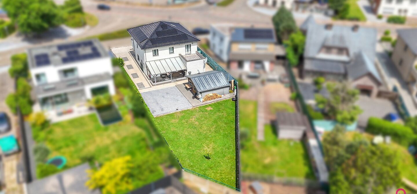 Bij ImmoFusion 7/7 “open huis” : klik op onze 3D-TOUR.
Ervaar vastgoed alsof je er zelf doorloopt!
Stap binnen in deze royale gezinswoning met maar liefst 285m² bewoonbare oppervlakte, ideaal gelegen in een rustige straat op slechts 3 km van de auto