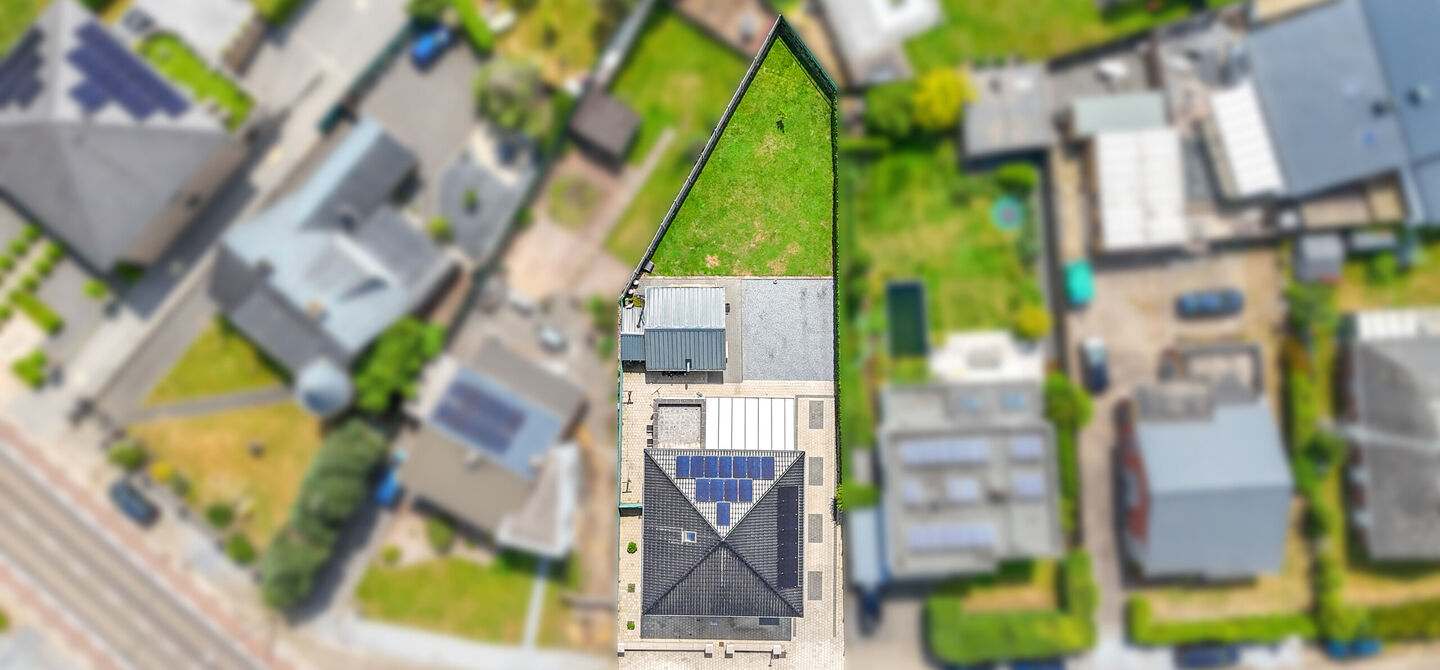 Bij ImmoFusion 7/7 “open huis” : klik op onze 3D-TOUR.
Ervaar vastgoed alsof je er zelf doorloopt!
Stap binnen in deze royale gezinswoning met maar liefst 285m² bewoonbare oppervlakte, ideaal gelegen in een rustige straat op slechts 3 km van de auto