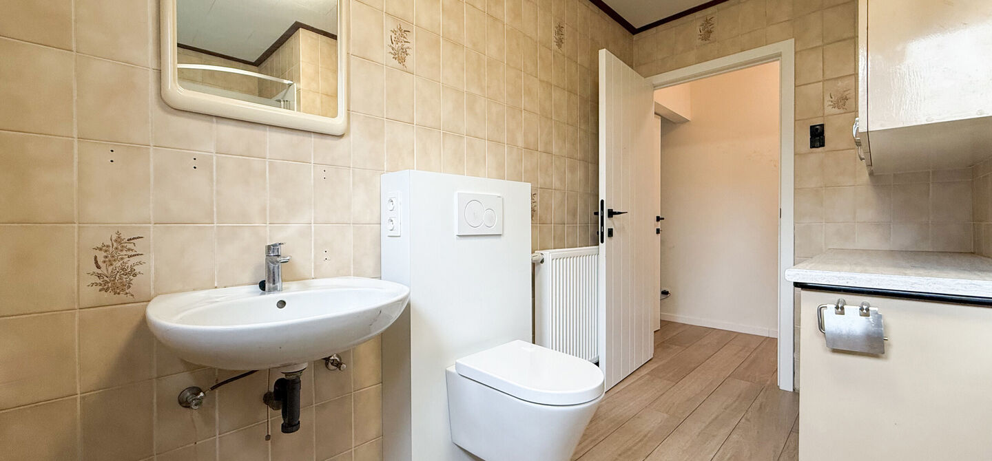 Bij ImmoFusion 7/7 &ldquo;open huis&rdquo; : klik op onze 3D-TOUR.
Ervaar vastgoed alsof je er zelf doorloopt!

Welkom in deze uitzonderlijk ruime open bebouwing gelegen in een rustige straat te Heusden-Zolder, waar u geniet van volledige privacy en toch overal v