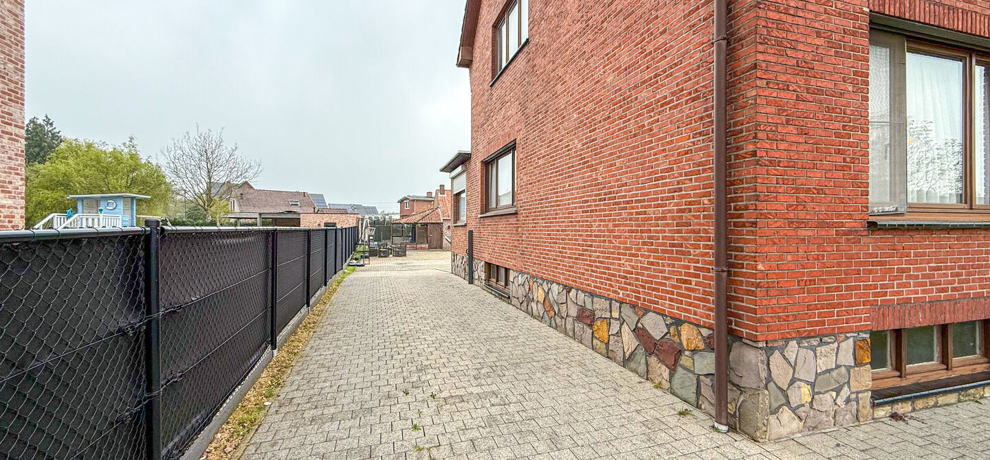 Bij ImmoFusion 7/7 &ldquo;open huis&rdquo; : klik op onze 3D-TOUR.
Ervaar vastgoed alsof je er zelf doorloopt!

Welkom in deze uitzonderlijk ruime open bebouwing gelegen in een rustige straat te Heusden-Zolder, waar u geniet van volledige privacy en toch overal v
