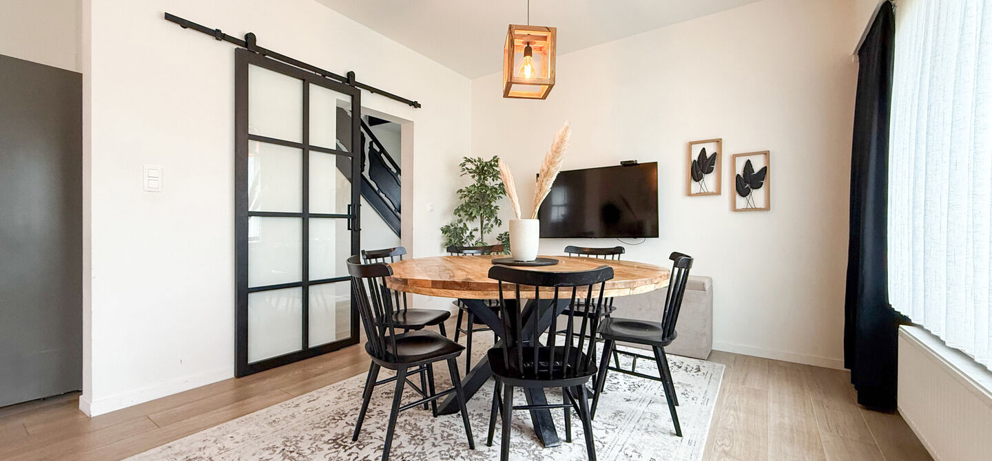 Bij ImmoFusion 7/7 “open huis” : klik op onze 3D-TOUR.
Ervaar vastgoed alsof je er zelf doorloopt!
Welkom in deze uitzonderlijk ruime open bebouwing gelegen in een rustige straat te Heusden-Zolder, waar u geniet van volledige privacy en toch overal v