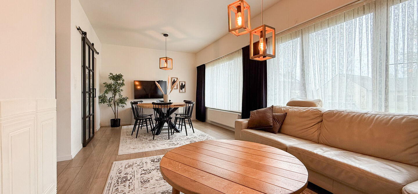 Bij ImmoFusion 7/7 “open huis” : klik op onze 3D-TOUR.
Ervaar vastgoed alsof je er zelf doorloopt!
Welkom in deze uitzonderlijk ruime open bebouwing gelegen in een rustige straat te Heusden-Zolder, waar u geniet van volledige privacy en toch overal v