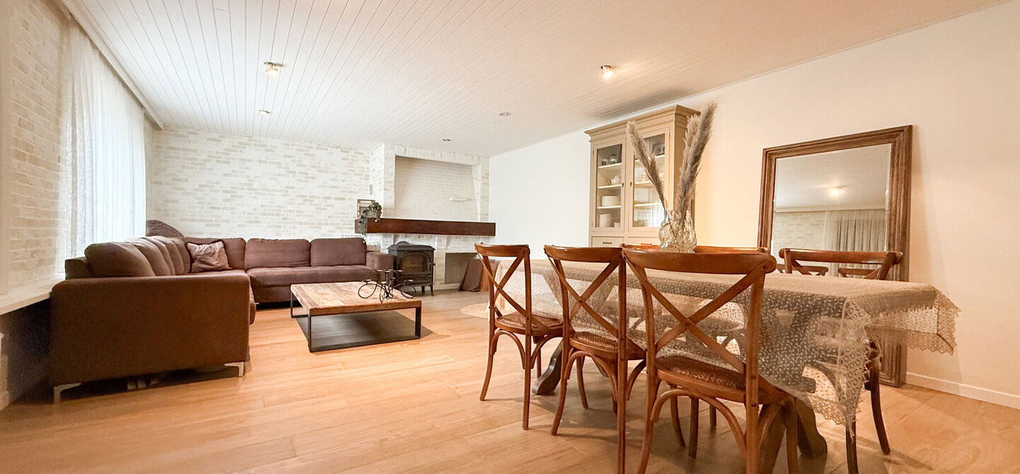Bij ImmoFusion 7/7 “open huis” : klik op onze 3D-TOUR.
Ervaar vastgoed alsof je er zelf doorloopt!
Welkom in deze uitzonderlijk ruime open bebouwing gelegen in een rustige straat te Heusden-Zolder, waar u geniet van volledige privacy en toch overal v
