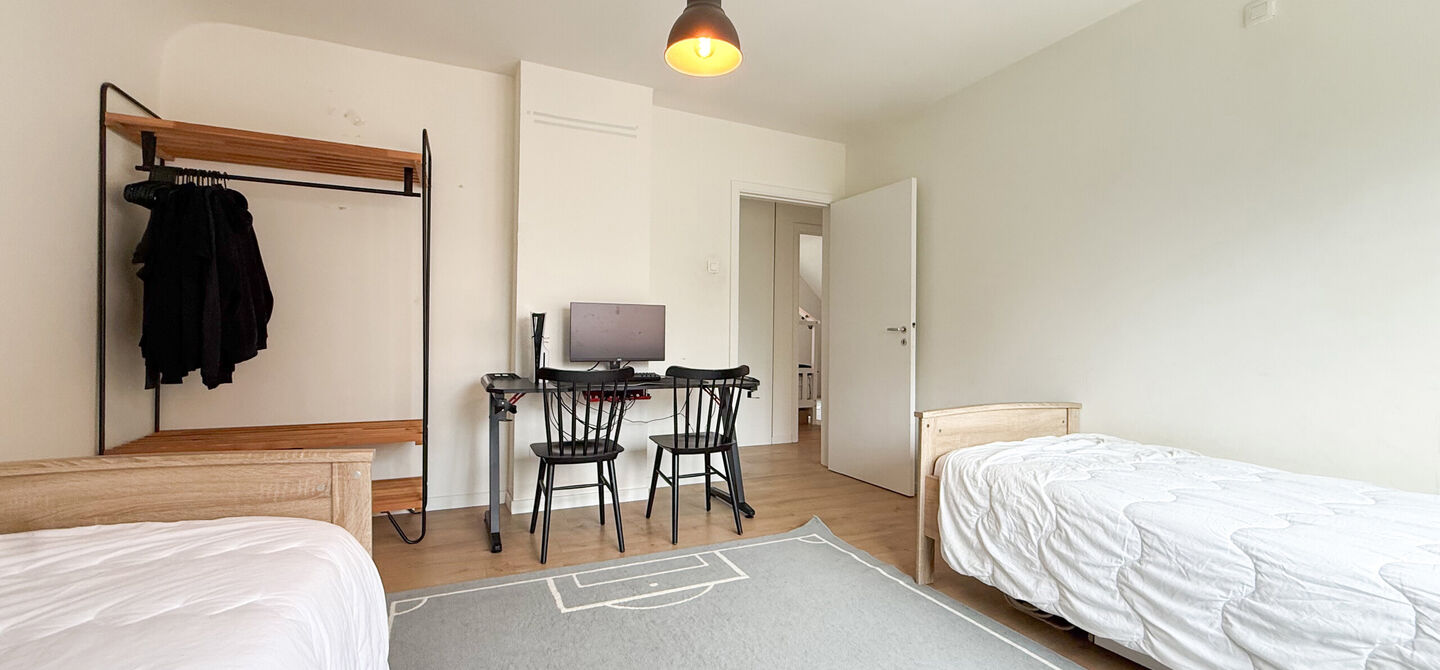 Bij ImmoFusion 7/7 “open huis” : klik op onze 3D-TOUR.
Ervaar vastgoed alsof je er zelf doorloopt!
Welkom in deze uitzonderlijk ruime open bebouwing gelegen in een rustige straat te Heusden-Zolder, waar u geniet van volledige privacy en toch overal v