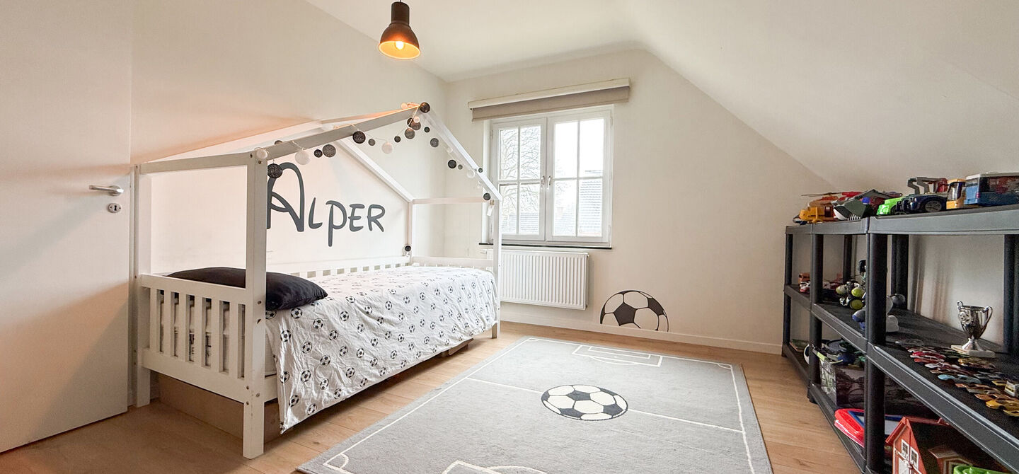 Bij ImmoFusion 7/7 “open huis” : klik op onze 3D-TOUR.
Ervaar vastgoed alsof je er zelf doorloopt!
Welkom in deze uitzonderlijk ruime open bebouwing gelegen in een rustige straat te Heusden-Zolder, waar u geniet van volledige privacy en toch overal v
