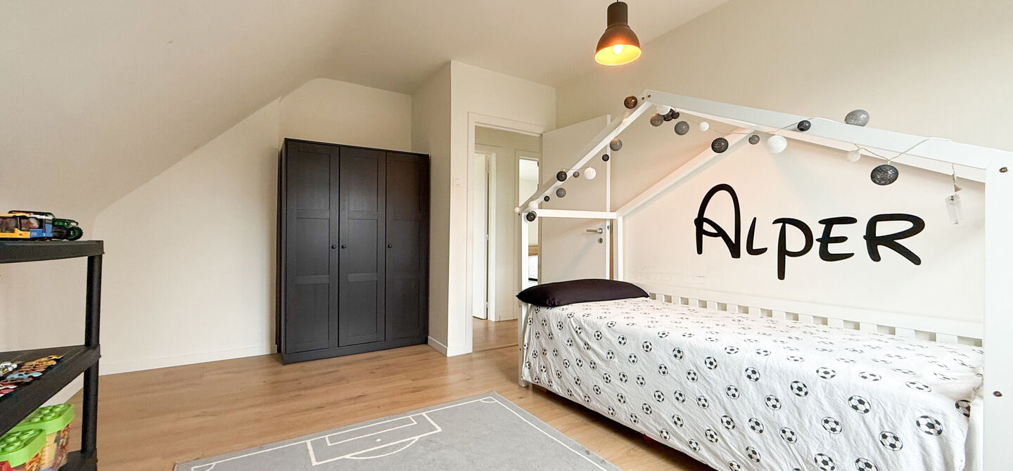 Bij ImmoFusion 7/7 “open huis” : klik op onze 3D-TOUR.
Ervaar vastgoed alsof je er zelf doorloopt!
Welkom in deze uitzonderlijk ruime open bebouwing gelegen in een rustige straat te Heusden-Zolder, waar u geniet van volledige privacy en toch overal v