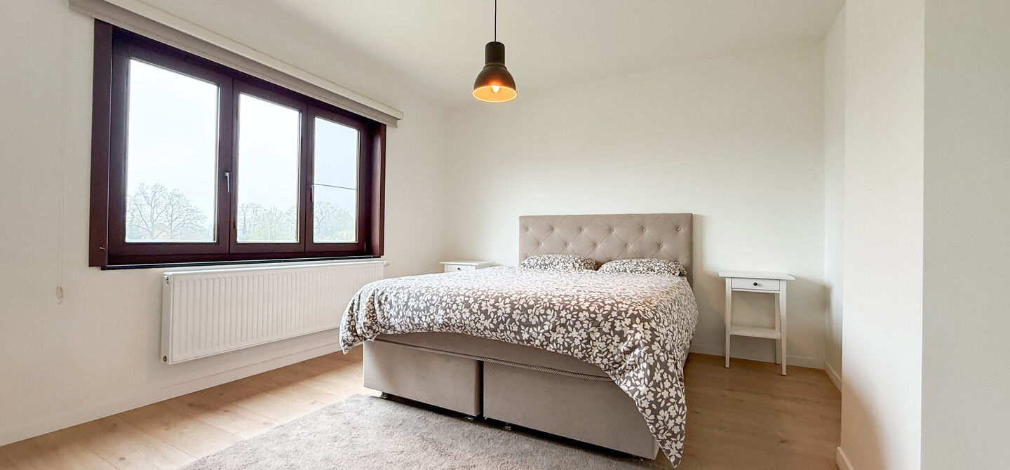 Bij ImmoFusion 7/7 “open huis” : klik op onze 3D-TOUR.
Ervaar vastgoed alsof je er zelf doorloopt!
Welkom in deze uitzonderlijk ruime open bebouwing gelegen in een rustige straat te Heusden-Zolder, waar u geniet van volledige privacy en toch overal v