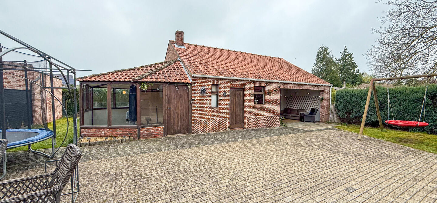 Bij ImmoFusion 7/7 “open huis” : klik op onze 3D-TOUR.
Ervaar vastgoed alsof je er zelf doorloopt!
Welkom in deze uitzonderlijk ruime open bebouwing gelegen in een rustige straat te Heusden-Zolder, waar u geniet van volledige privacy en toch overal v