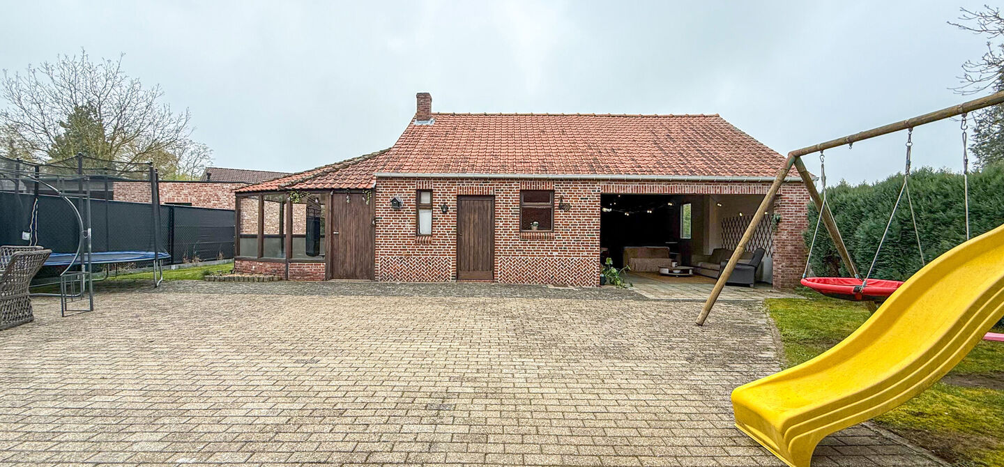 Bij ImmoFusion 7/7 “open huis” : klik op onze 3D-TOUR.
Ervaar vastgoed alsof je er zelf doorloopt!
Welkom in deze uitzonderlijk ruime open bebouwing gelegen in een rustige straat te Heusden-Zolder, waar u geniet van volledige privacy en toch overal v