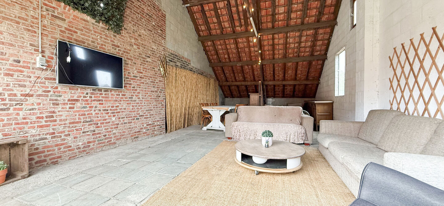Bij ImmoFusion 7/7 “open huis” : klik op onze 3D-TOUR.
Ervaar vastgoed alsof je er zelf doorloopt!
Welkom in deze uitzonderlijk ruime open bebouwing gelegen in een rustige straat te Heusden-Zolder, waar u geniet van volledige privacy en toch overal v