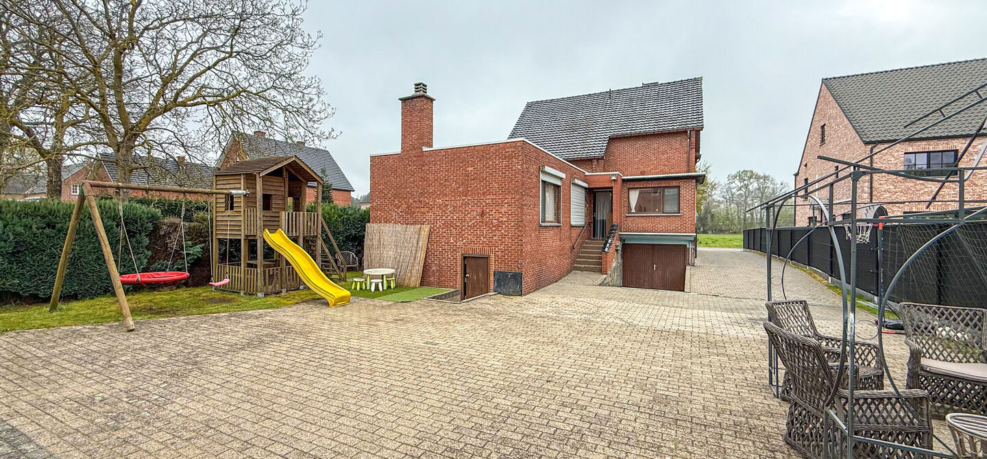 Bij ImmoFusion 7/7 “open huis” : klik op onze 3D-TOUR.
Ervaar vastgoed alsof je er zelf doorloopt!
Welkom in deze uitzonderlijk ruime open bebouwing gelegen in een rustige straat te Heusden-Zolder, waar u geniet van volledige privacy en toch overal v