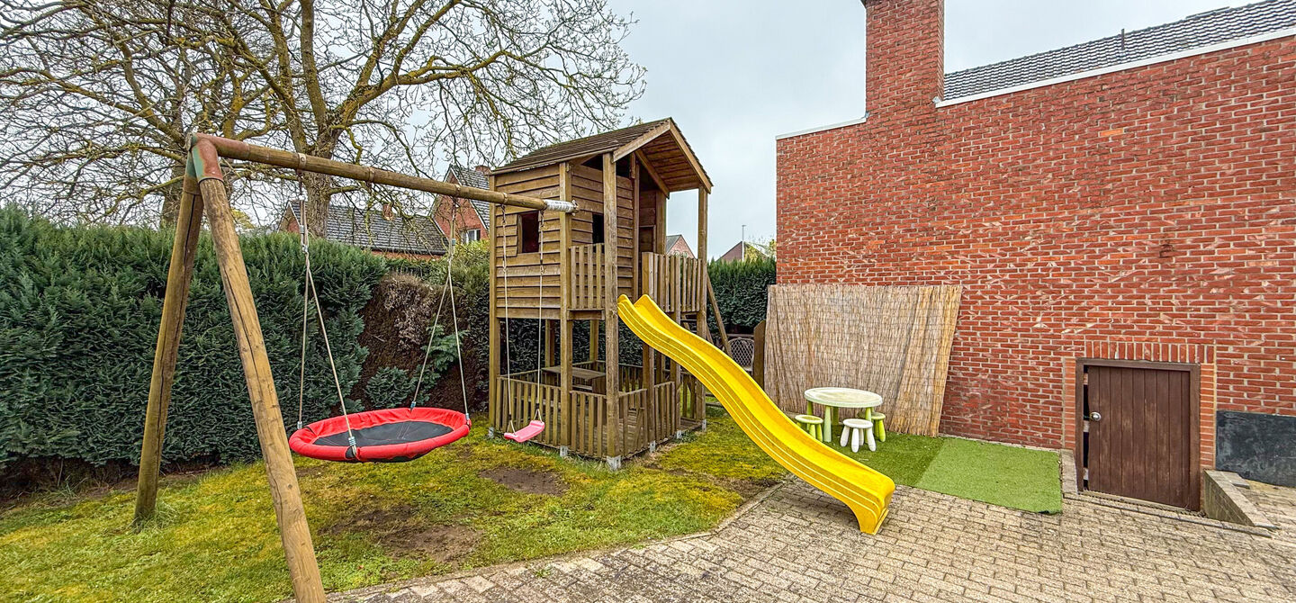 Bij ImmoFusion 7/7 “open huis” : klik op onze 3D-TOUR.
Ervaar vastgoed alsof je er zelf doorloopt!
Welkom in deze uitzonderlijk ruime open bebouwing gelegen in een rustige straat te Heusden-Zolder, waar u geniet van volledige privacy en toch overal v