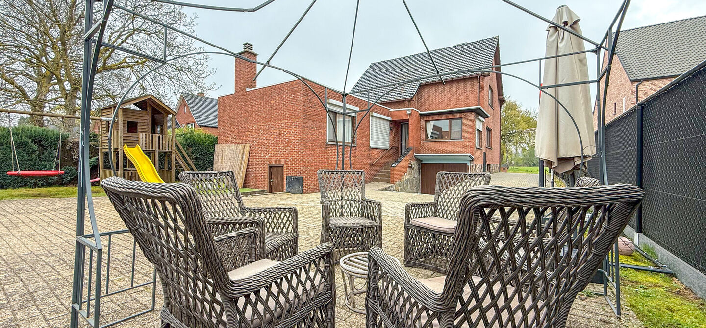 Bij ImmoFusion 7/7 “open huis” : klik op onze 3D-TOUR.
Ervaar vastgoed alsof je er zelf doorloopt!
Welkom in deze uitzonderlijk ruime open bebouwing gelegen in een rustige straat te Heusden-Zolder, waar u geniet van volledige privacy en toch overal v