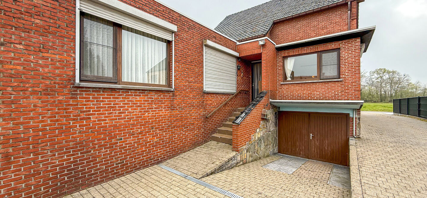 Bij ImmoFusion 7/7 “open huis” : klik op onze 3D-TOUR.
Ervaar vastgoed alsof je er zelf doorloopt!
Welkom in deze uitzonderlijk ruime open bebouwing gelegen in een rustige straat te Heusden-Zolder, waar u geniet van volledige privacy en toch overal v