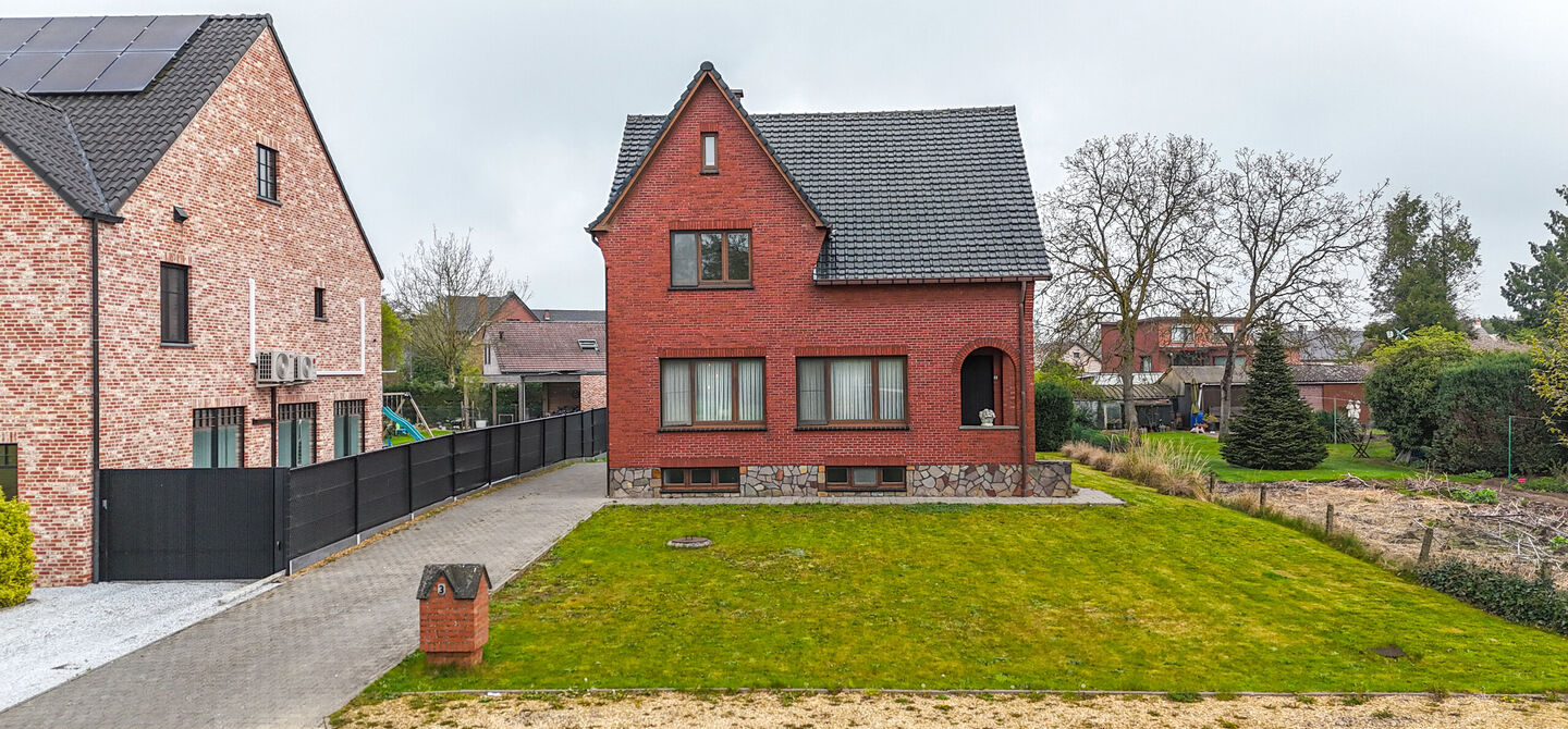 Bij ImmoFusion 7/7 “open huis” : klik op onze 3D-TOUR.
Ervaar vastgoed alsof je er zelf doorloopt!
Welkom in deze uitzonderlijk ruime open bebouwing gelegen in een rustige straat te Heusden-Zolder, waar u geniet van volledige privacy en toch overal v