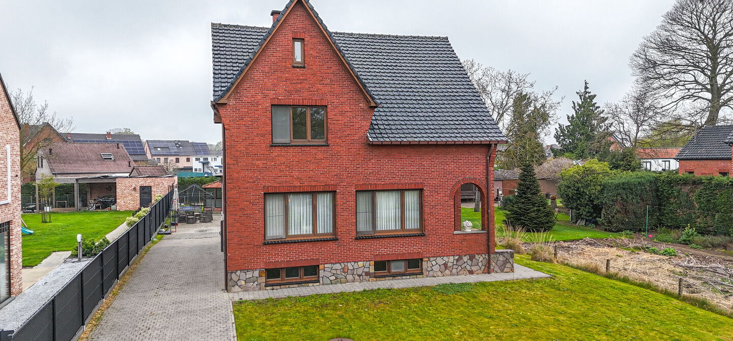Bij ImmoFusion 7/7 “open huis” : klik op onze 3D-TOUR.
Ervaar vastgoed alsof je er zelf doorloopt!
Welkom in deze uitzonderlijk ruime open bebouwing gelegen in een rustige straat te Heusden-Zolder, waar u geniet van volledige privacy en toch overal v