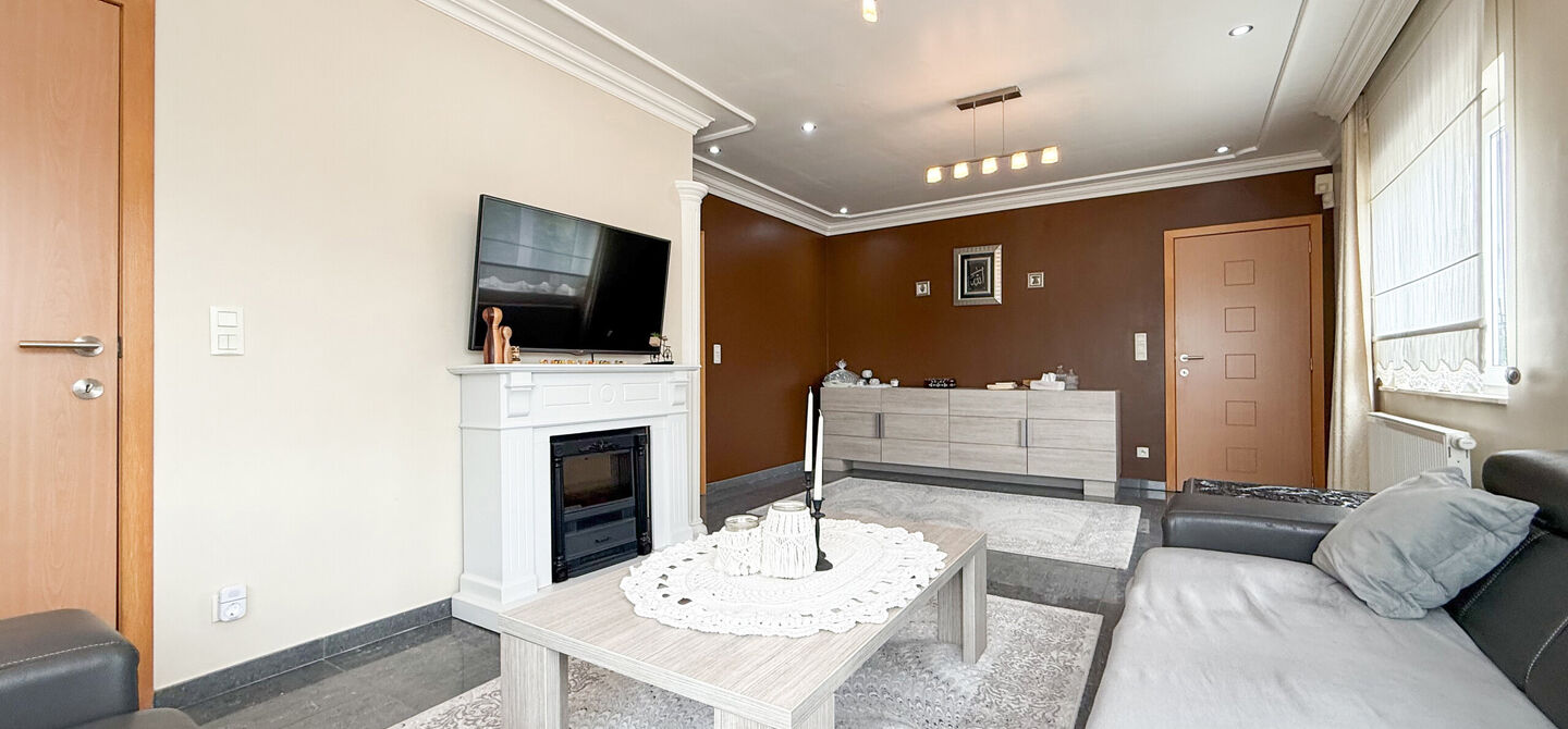 Bij ImmoFusion 7/7 “open huis” : klik op onze 3D-TOUR.
Ervaar vastgoed alsof je er zelf doorloopt!
Stap binnen in deze royale gezinswoning met maar liefst 285m² bewoonbare oppervlakte, ideaal gelegen in een rustige straat op slechts 3 km van de auto