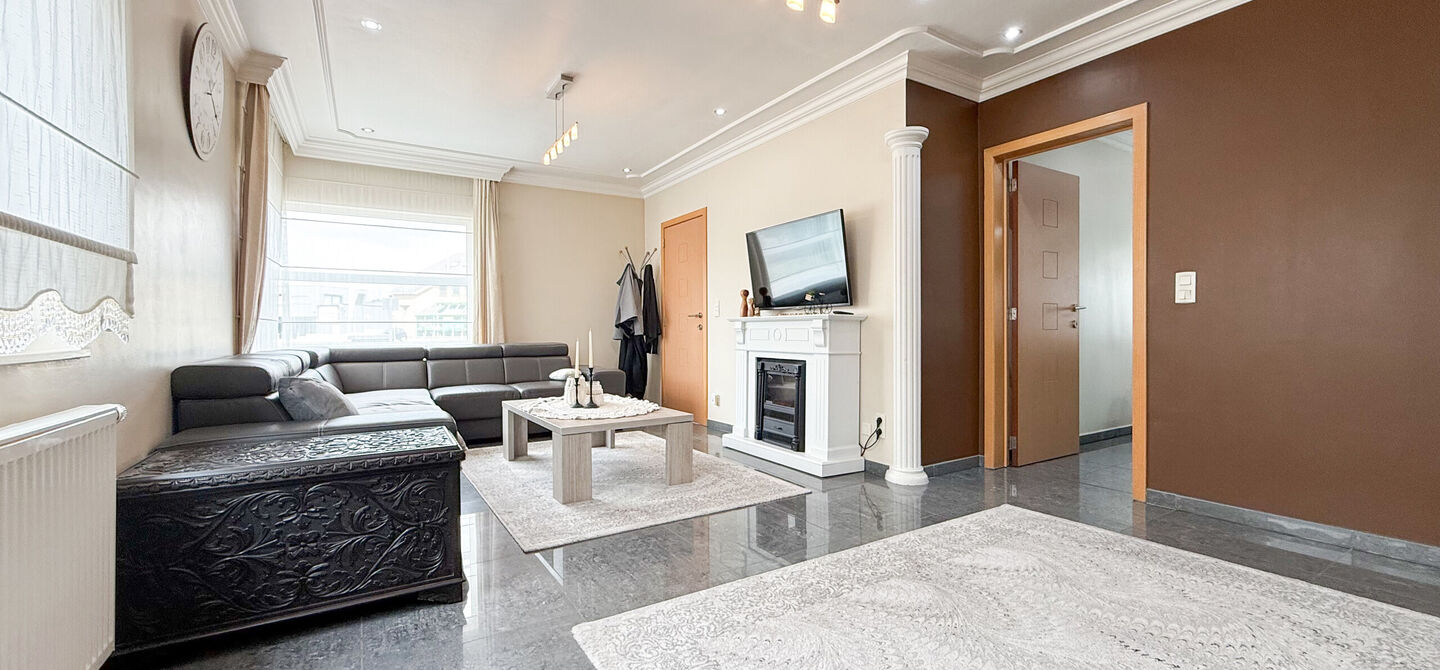 Bij ImmoFusion 7/7 “open huis” : klik op onze 3D-TOUR.
Ervaar vastgoed alsof je er zelf doorloopt!
Stap binnen in deze royale gezinswoning met maar liefst 285m² bewoonbare oppervlakte, ideaal gelegen in een rustige straat op slechts 3 km van de auto
