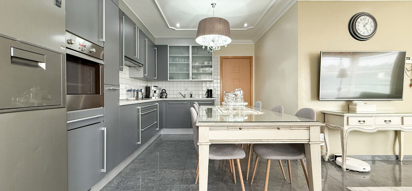 Bij ImmoFusion 7/7 “open huis” : klik op onze 3D-TOUR.
Ervaar vastgoed alsof je er zelf doorloopt!
Stap binnen in deze royale gezinswoning met maar liefst 285m² bewoonbare oppervlakte, ideaal gelegen in een rustige straat op slechts 3 km van de auto