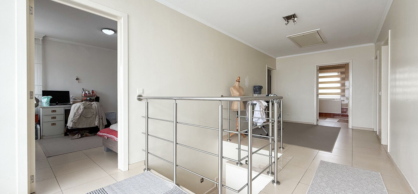 Bij ImmoFusion 7/7 “open huis” : klik op onze 3D-TOUR.
Ervaar vastgoed alsof je er zelf doorloopt!
Stap binnen in deze royale gezinswoning met maar liefst 285m² bewoonbare oppervlakte, ideaal gelegen in een rustige straat op slechts 3 km van de auto