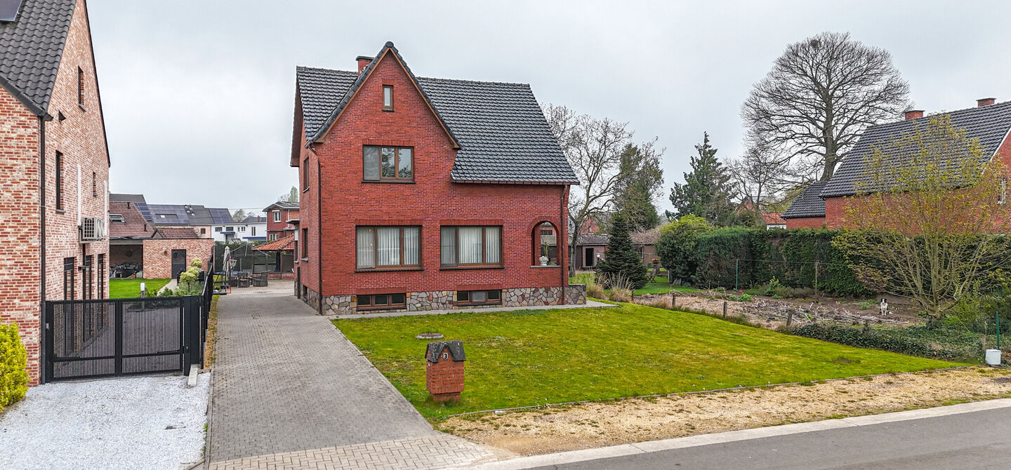 Bij ImmoFusion 7/7 “open huis” : klik op onze 3D-TOUR.
Ervaar vastgoed alsof je er zelf doorloopt!
Welkom in deze uitzonderlijk ruime open bebouwing gelegen in een rustige straat te Heusden-Zolder, waar u geniet van volledige privacy en toch overal