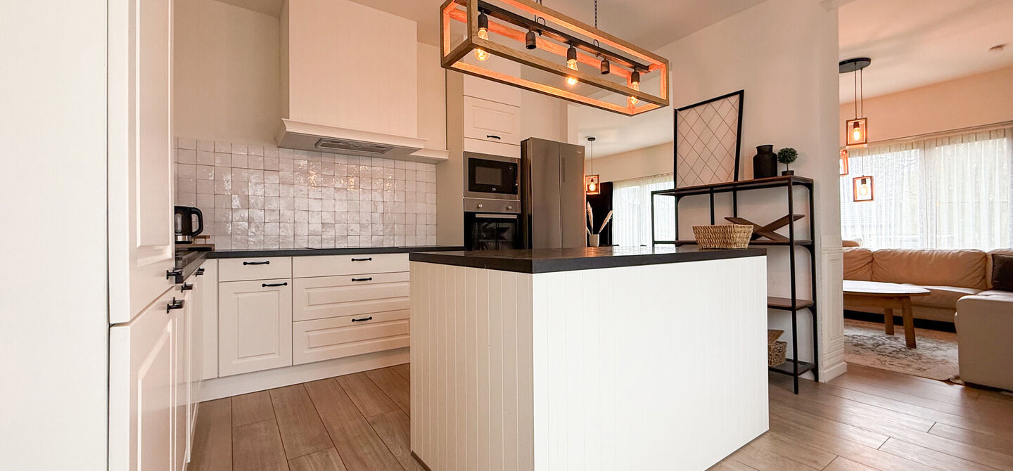 Bij ImmoFusion 7/7 “open huis” : klik op onze 3D-TOUR.
Ervaar vastgoed alsof je er zelf doorloopt!
Welkom in deze uitzonderlijk ruime open bebouwing gelegen in een rustige straat te Heusden-Zolder, waar u geniet van volledige privacy en toch overal