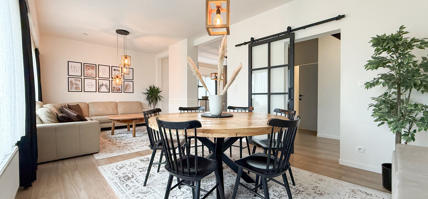 Bij ImmoFusion 7/7 “open huis” : klik op onze 3D-TOUR.
Ervaar vastgoed alsof je er zelf doorloopt!
Welkom in deze uitzonderlijk ruime open bebouwing gelegen in een rustige straat te Heusden-Zolder, waar u geniet van volledige privacy en toch overal