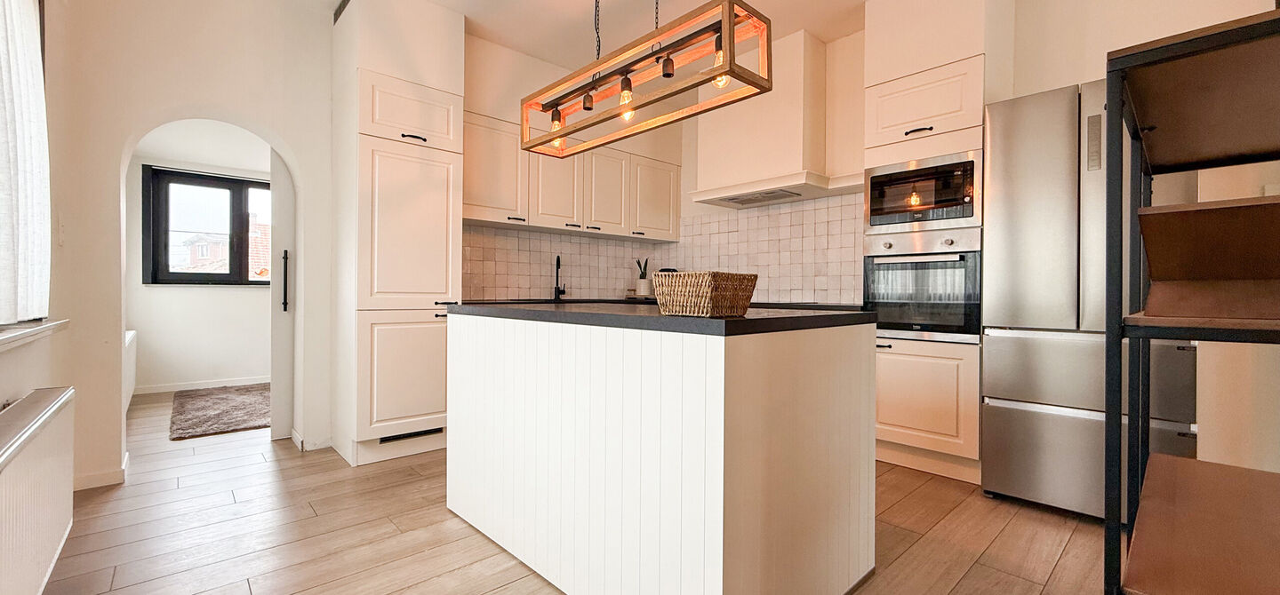 Bij ImmoFusion 7/7 “open huis” : klik op onze 3D-TOUR.
Ervaar vastgoed alsof je er zelf doorloopt!
Welkom in deze uitzonderlijk ruime open bebouwing gelegen in een rustige straat te Heusden-Zolder, waar u geniet van volledige privacy en toch overal