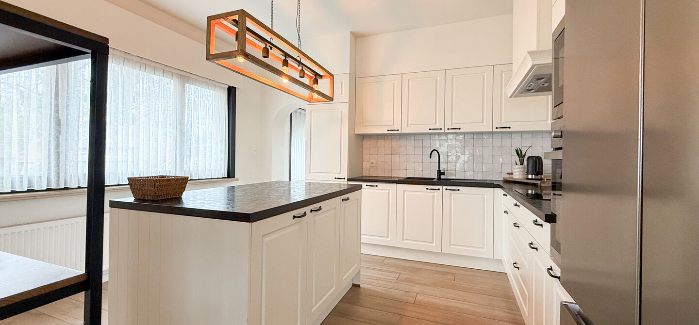 Bij ImmoFusion 7/7 “open huis” : klik op onze 3D-TOUR.
Ervaar vastgoed alsof je er zelf doorloopt!
Welkom in deze uitzonderlijk ruime open bebouwing gelegen in een rustige straat te Heusden-Zolder, waar u geniet van volledige privacy en toch overal